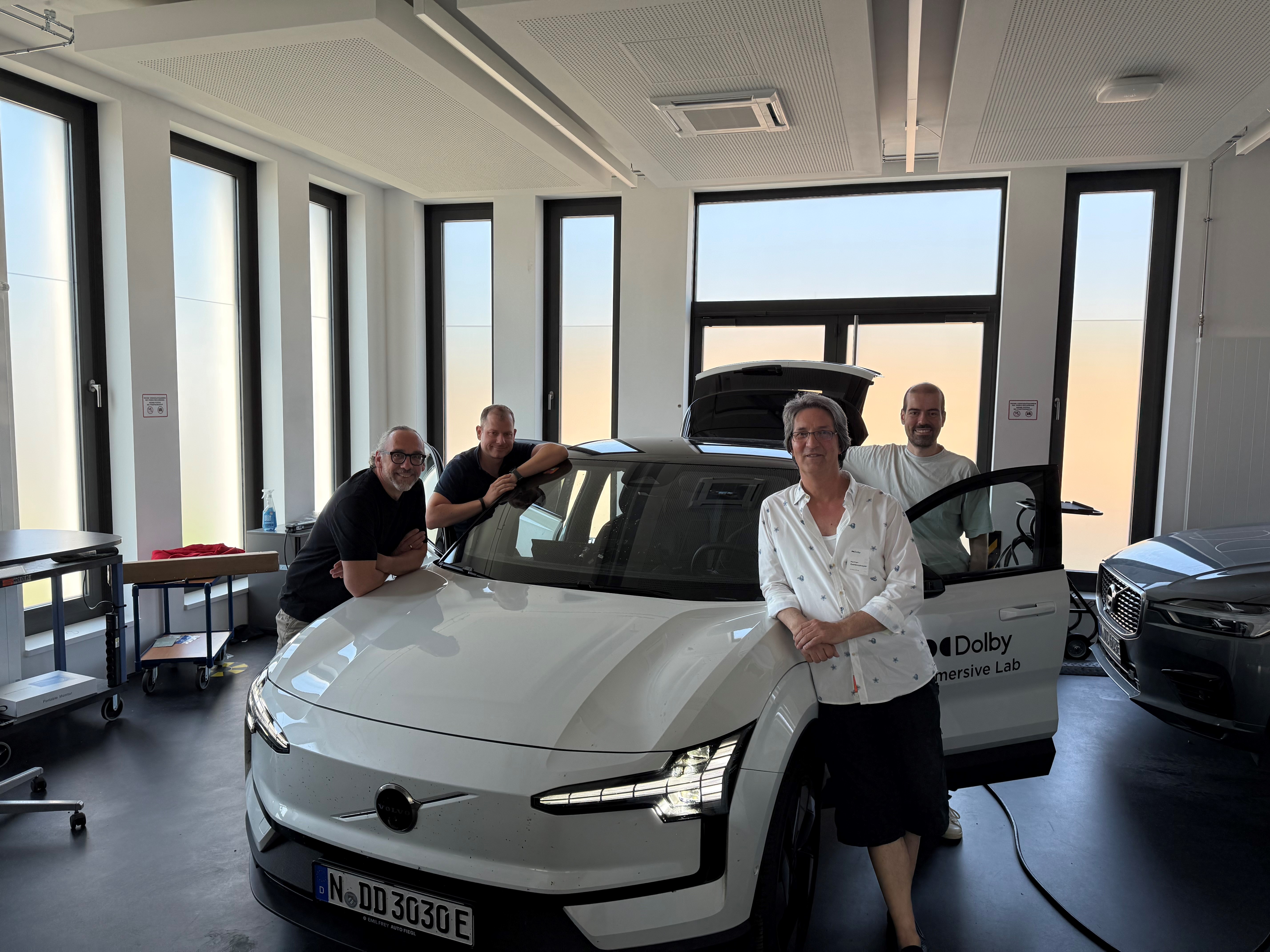 Volvo EX 30 Elektrofahrzeug mit integrierter ATE Ring Mode Drive Soundsystem-Technologie für Dolby Automotive