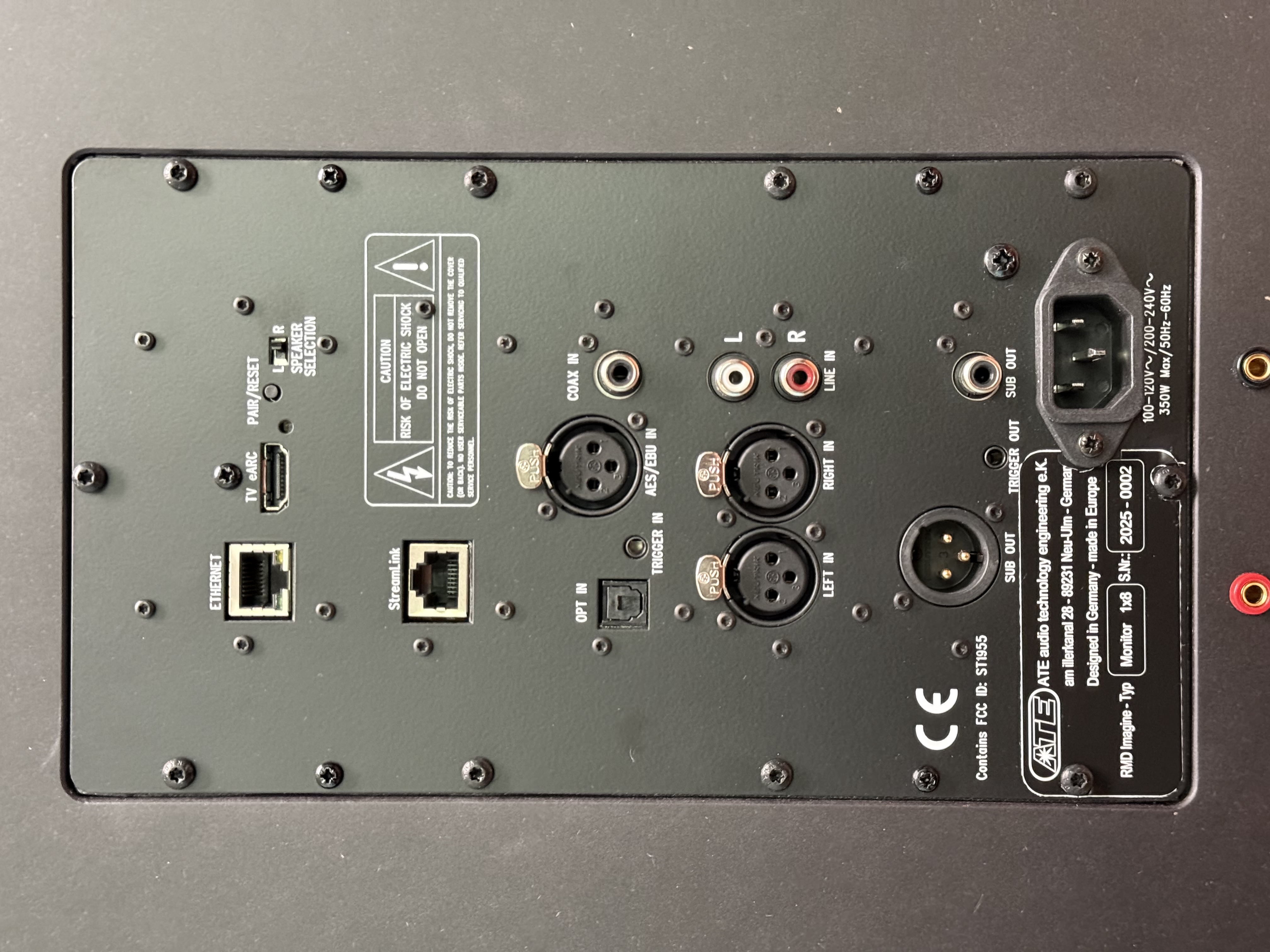 ATE Monitor Rückseite mit Anschlüssen